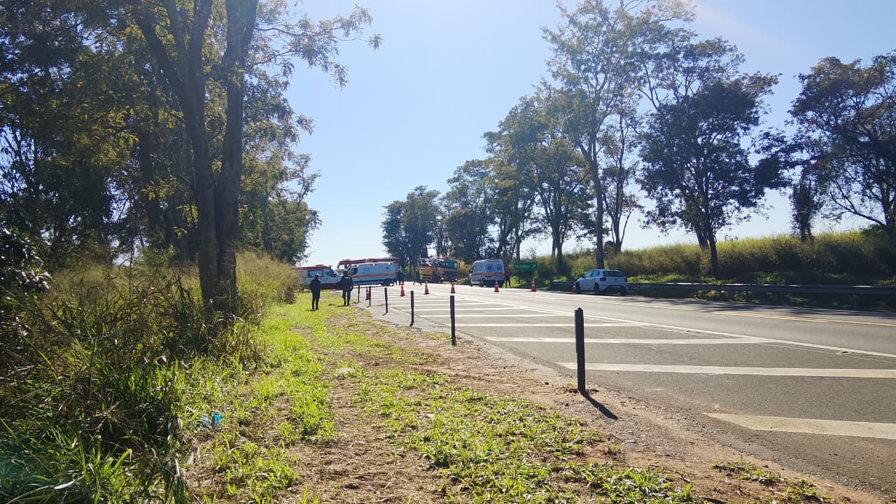 Foto 3 de 6 — AGORA: Acidente na SP-255 deixa três mortos em Boa Esperança do Sul